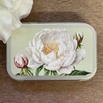 Sköna Ting Rhubarb-Raspberry Pastilles – Beautiful Tin Λευκό Πεόνια