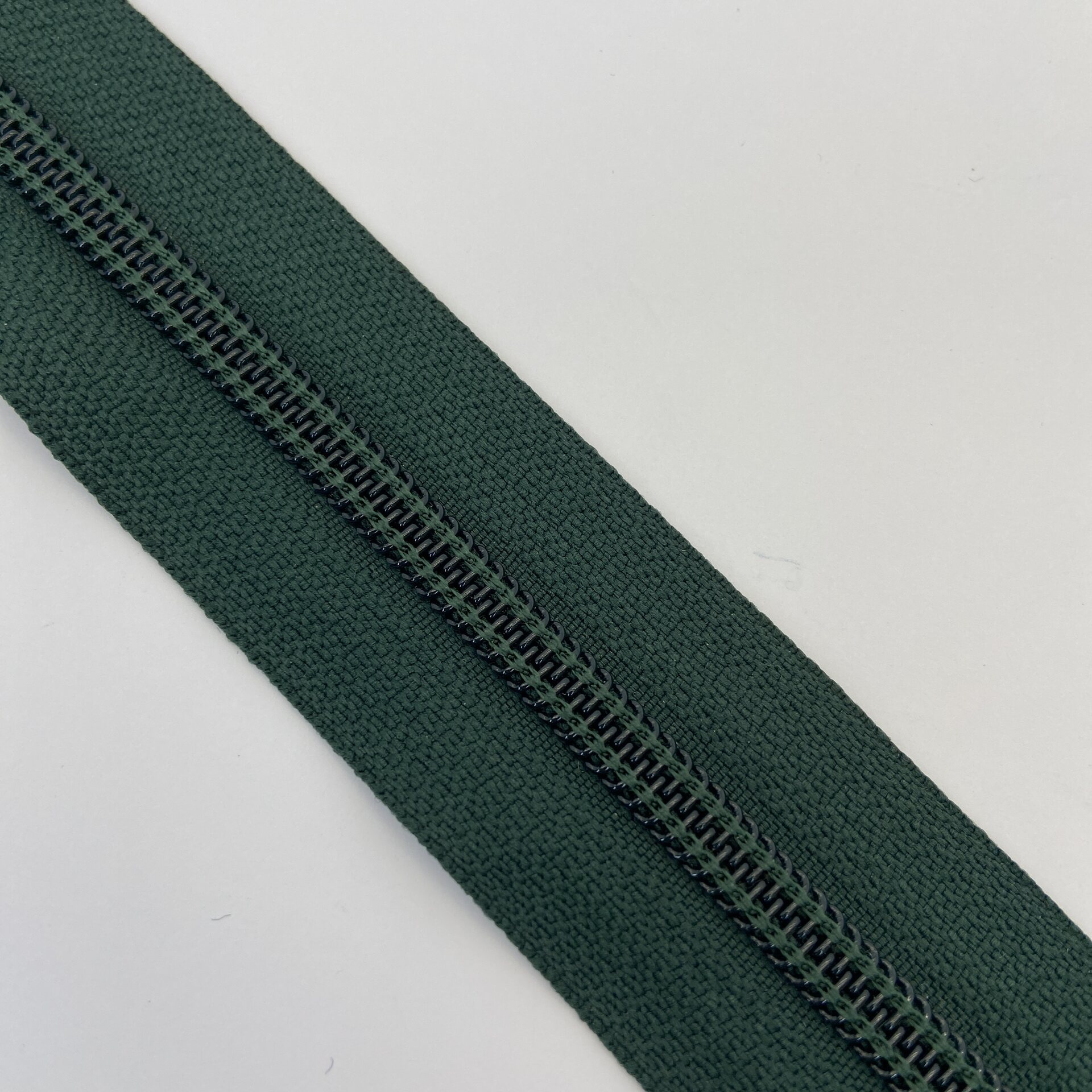 SOO Open-End Zipper – Jacket Zipper for Sewing 6mm, 55cm Dark green (spiraali)