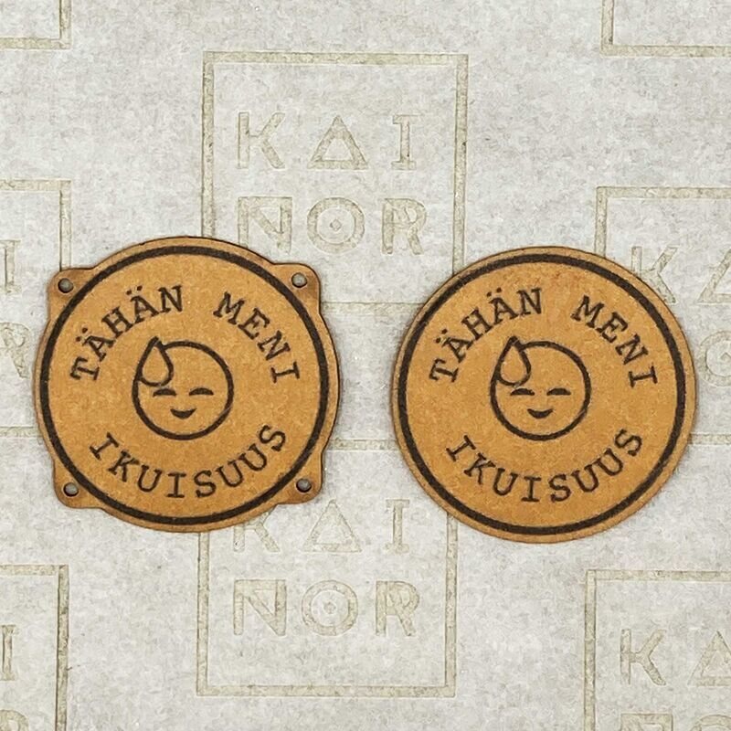 Kainor Neulottu rakkaudella – Handmade with Love – Tähän meni ikuisuus – Leatherette Label Tähän meni ikuisuus