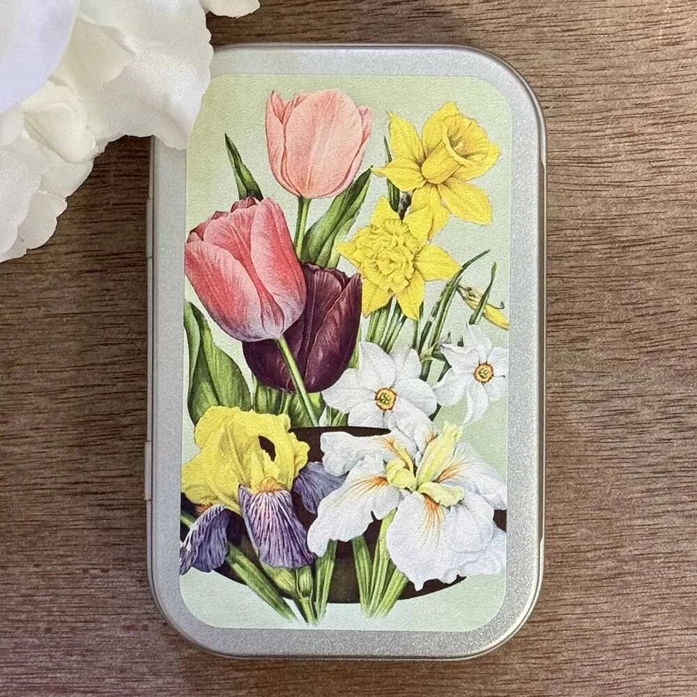 Sköna Ting Wild Strawberry Pastilles – Beautiful Tin Kevätkimppu